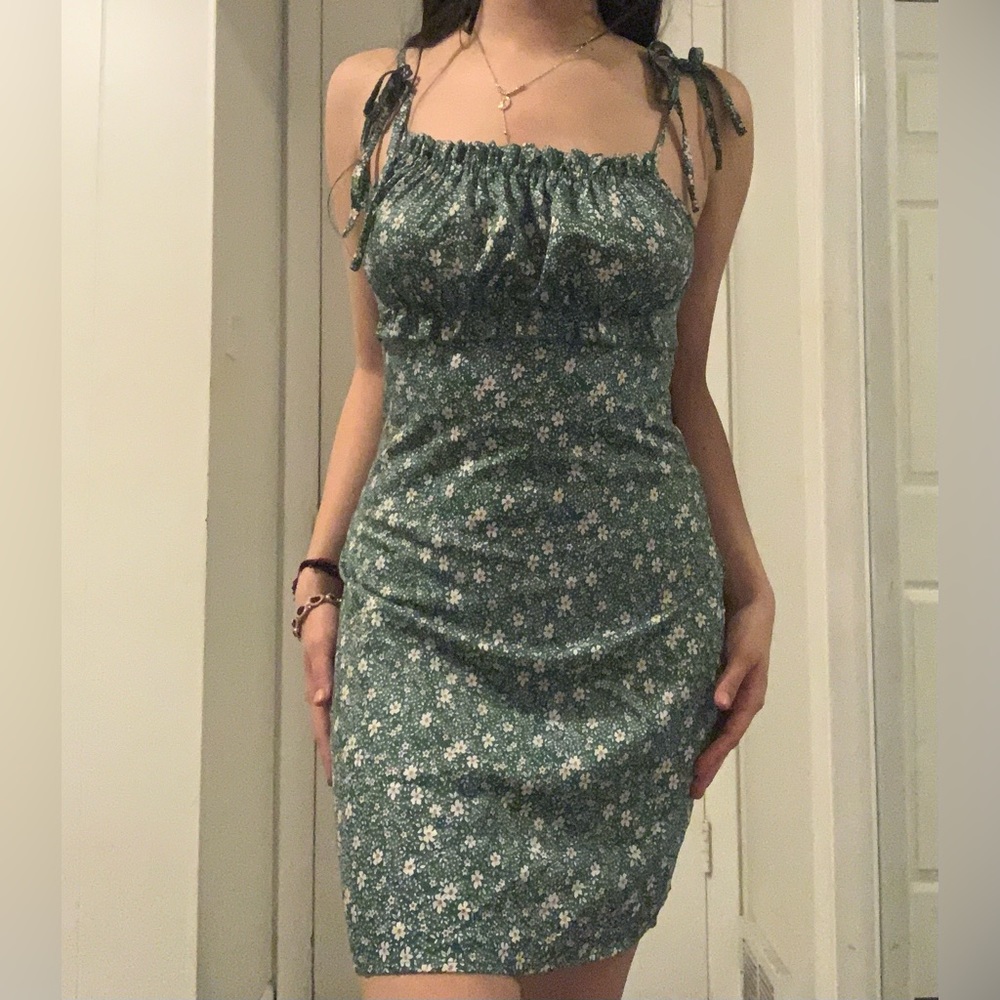 Green Body-con Dress with Little Daisies on it!